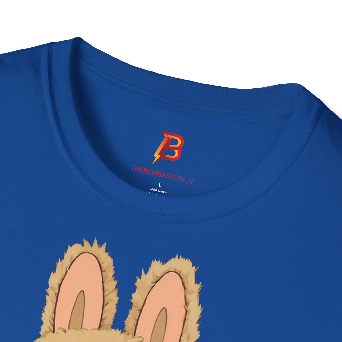 T-Shirt Unisex Labubu Softstyle – Design Kawaii con Camicia a Righe Azzurre.