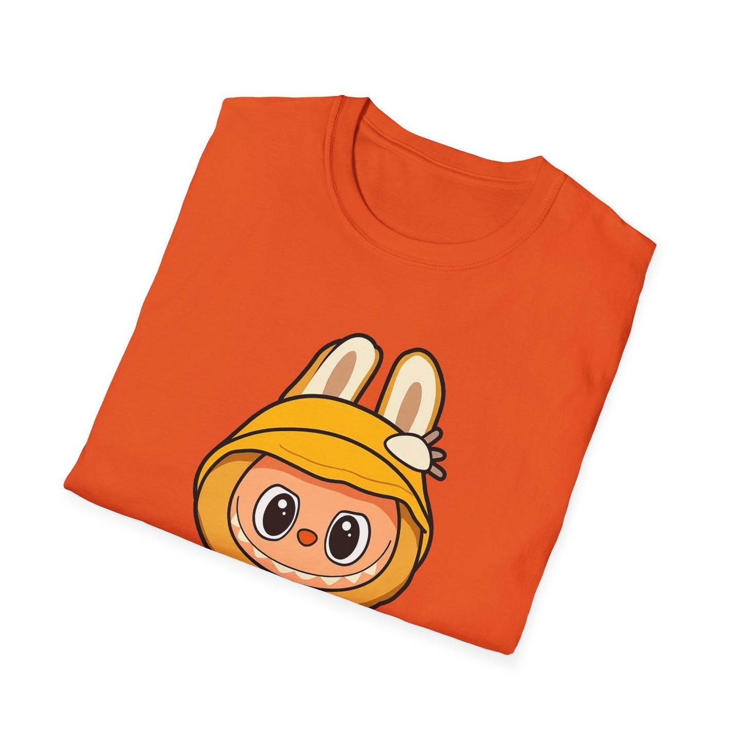 T-Shirt Unisex Labubu Softstyle – Design Kawaii con Cappello e Salopette.
