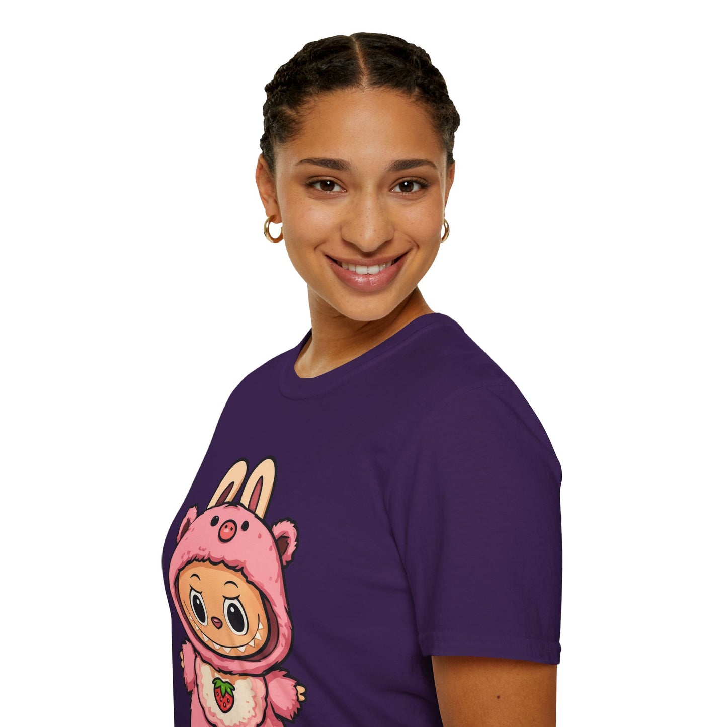 T-Shirt Unisex Labubu Softstyle – Outfit Cartoon Kawaii Rosa Orsetto Fragola.