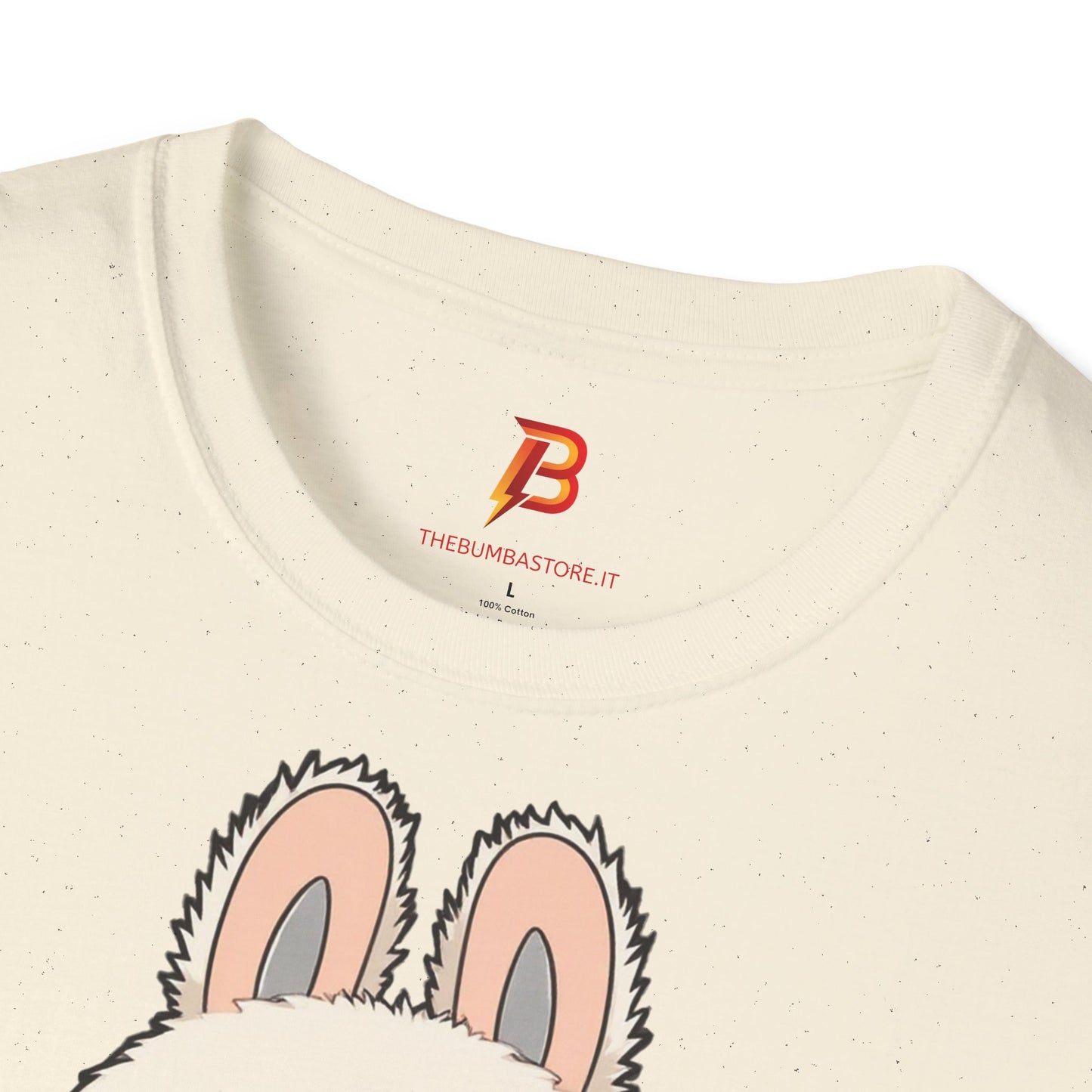 T-Shirt Unisex Labubu Softstyle – Design Kawaii con Salopette Orsetto.