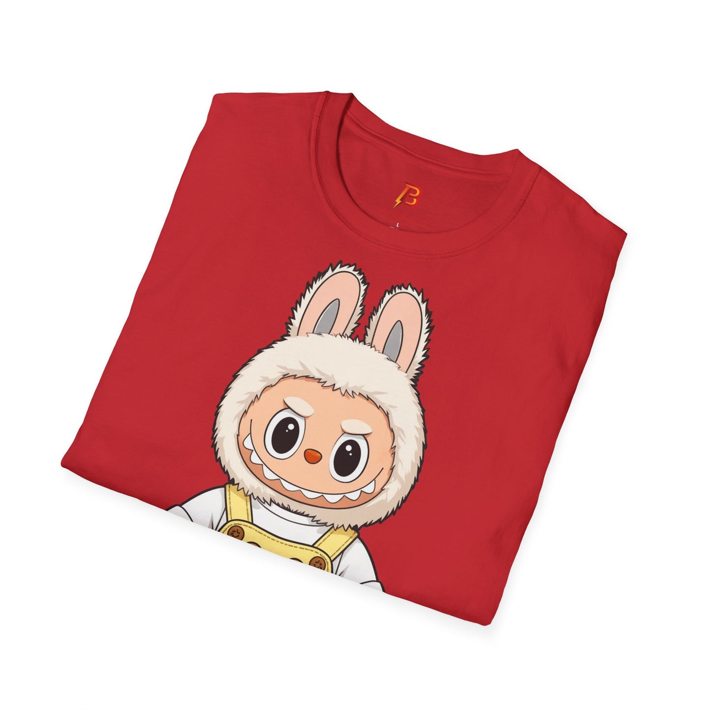 T-Shirt Unisex Labubu Softstyle – Design Kawaii con Salopette Orsetto.