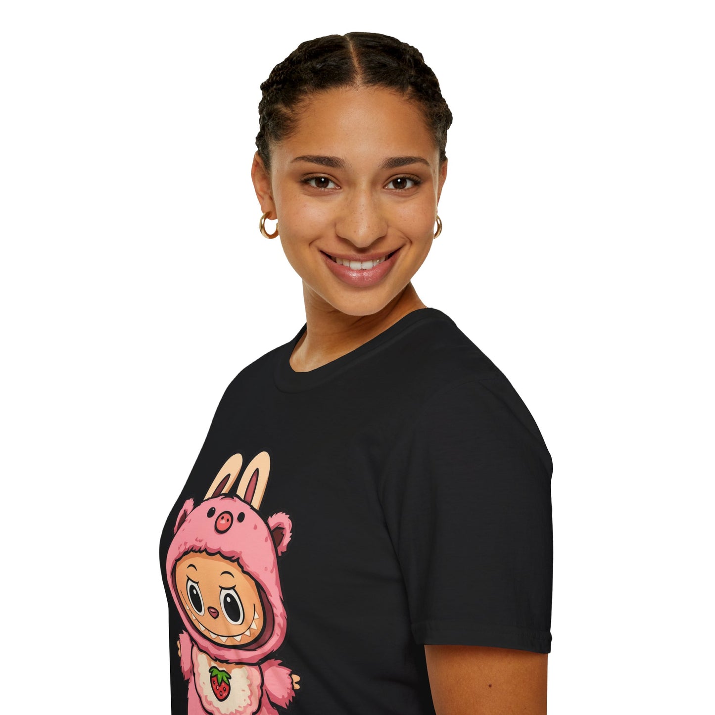 T-Shirt Unisex Labubu Softstyle – Outfit Cartoon Kawaii Rosa Orsetto Fragola.