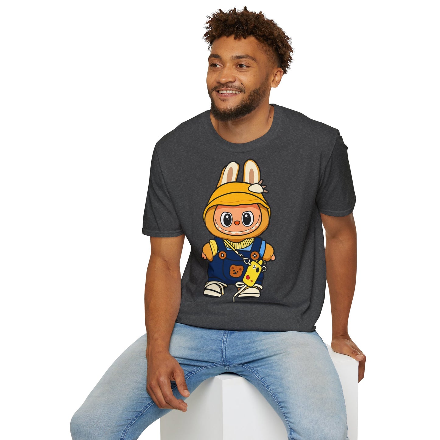 T-Shirt Unisex Labubu Softstyle – Design Kawaii con Cappello e Salopette.
