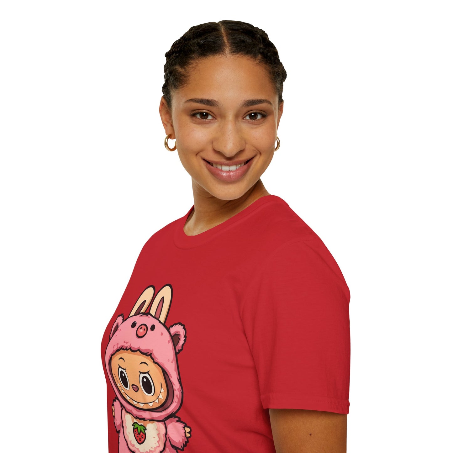 T-Shirt Unisex Labubu Softstyle – Outfit Cartoon Kawaii Rosa Orsetto Fragola.