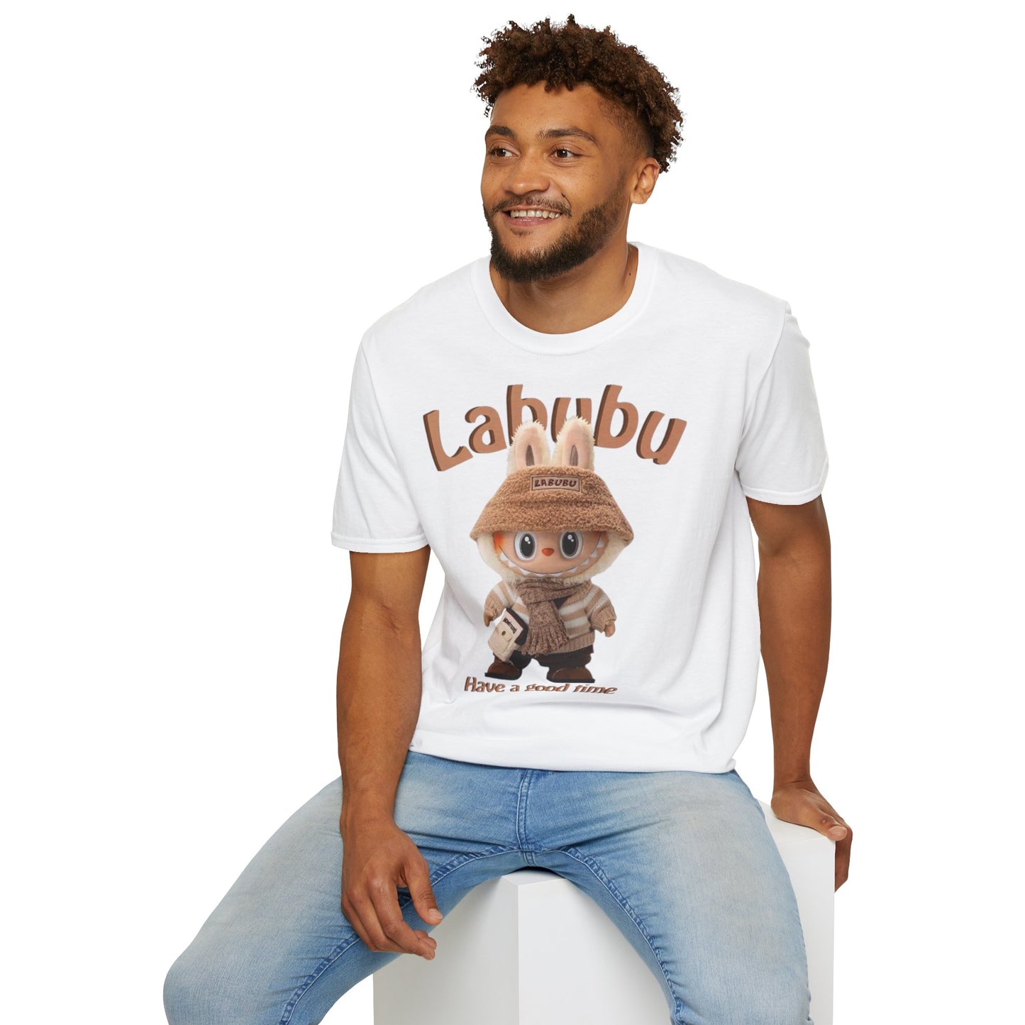 T-Shirt Unisex Labubu Softstyle – Design Kawaii Casual con Bucket Hat “Have a Good Time”.