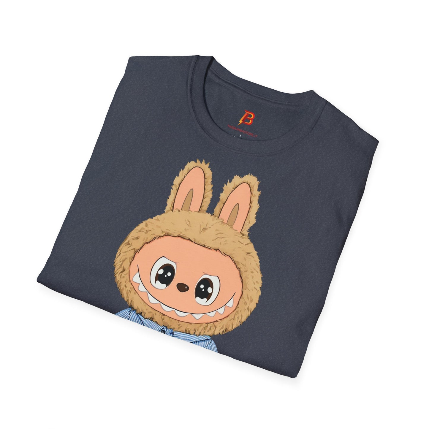 T-Shirt Unisex Labubu Softstyle – Design Kawaii con Camicia a Righe Azzurre.