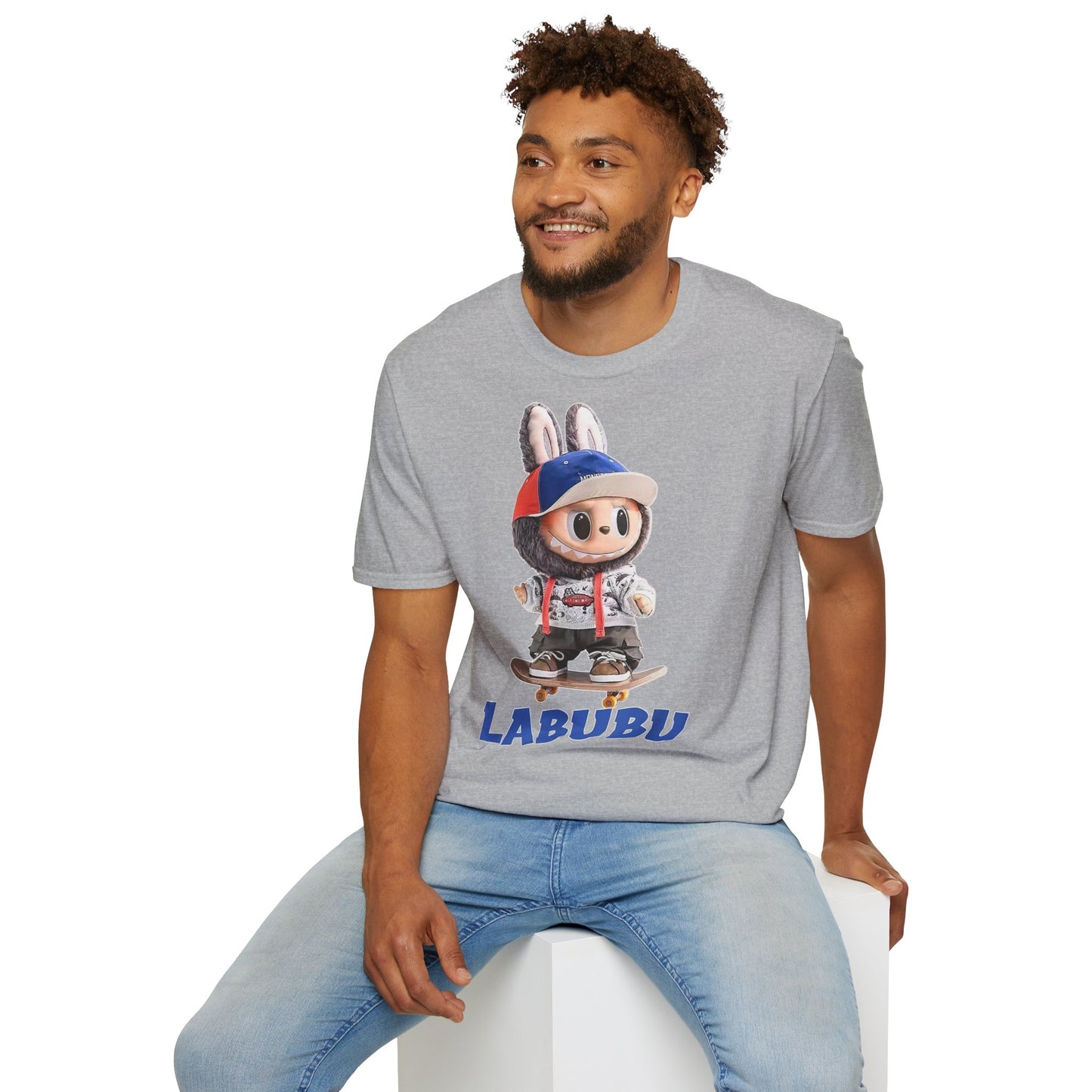 T-Shirt Unisex Labubu Softstyle Arancione – Design Streetwear con Skateboard.