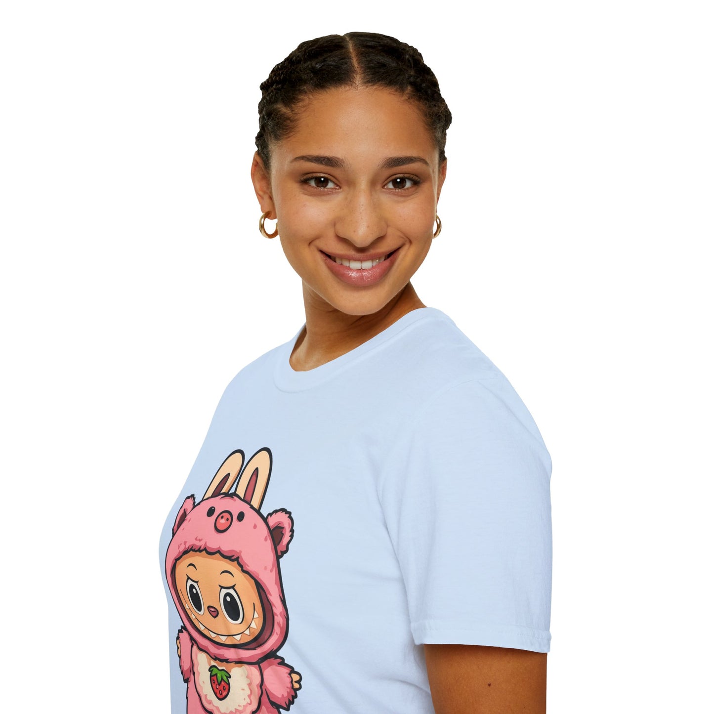 T-Shirt Unisex Labubu Softstyle – Outfit Cartoon Kawaii Rosa Orsetto Fragola.