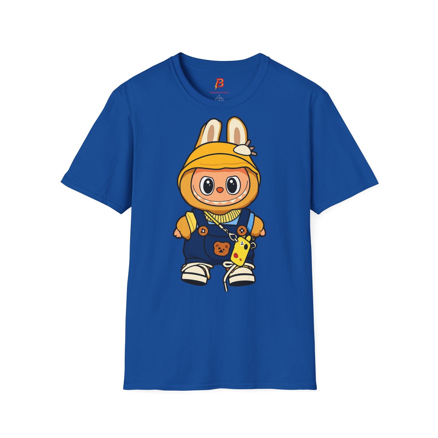 T-Shirt Unisex Labubu Softstyle – Design Kawaii con Cappello e Salopette.