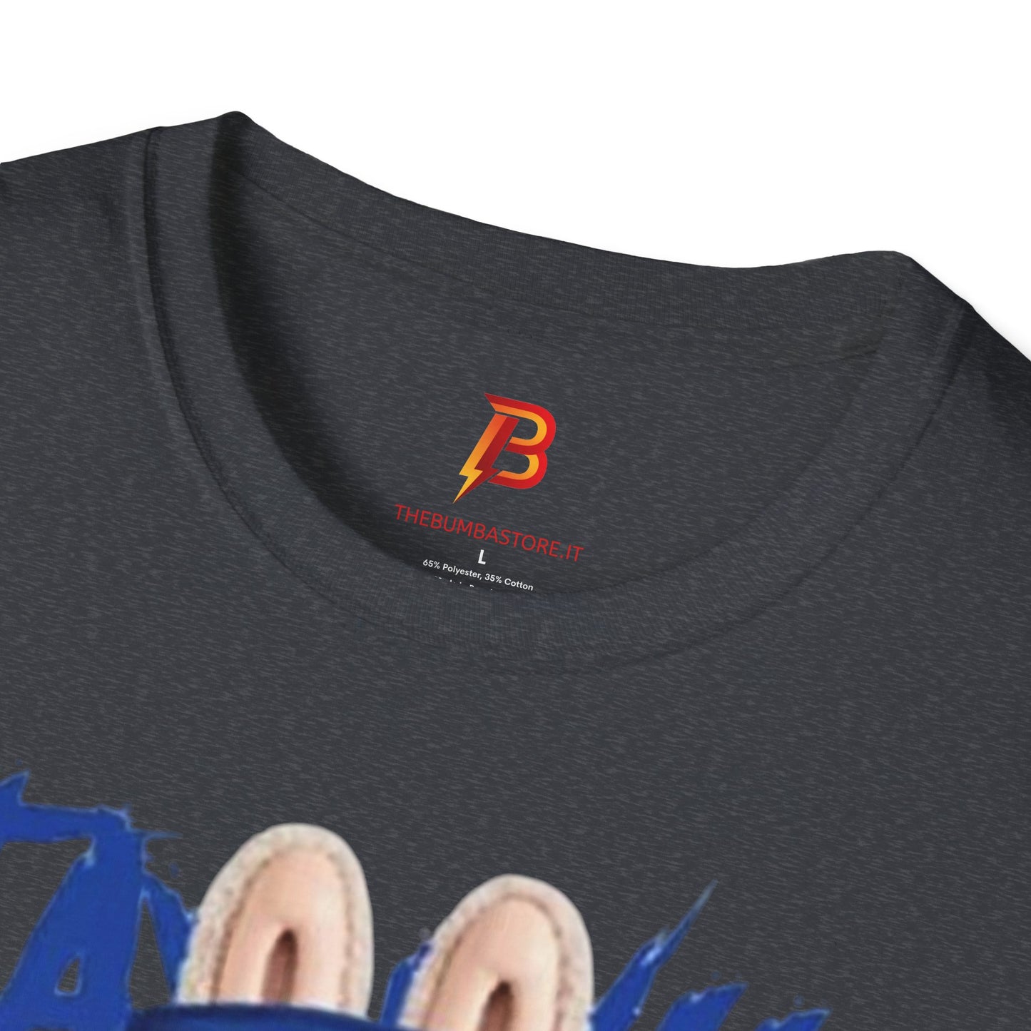 T-Shirt Unisex Labubu Softstyle – Design Kawaii Streetwear con Fiore “Stay Wild”.