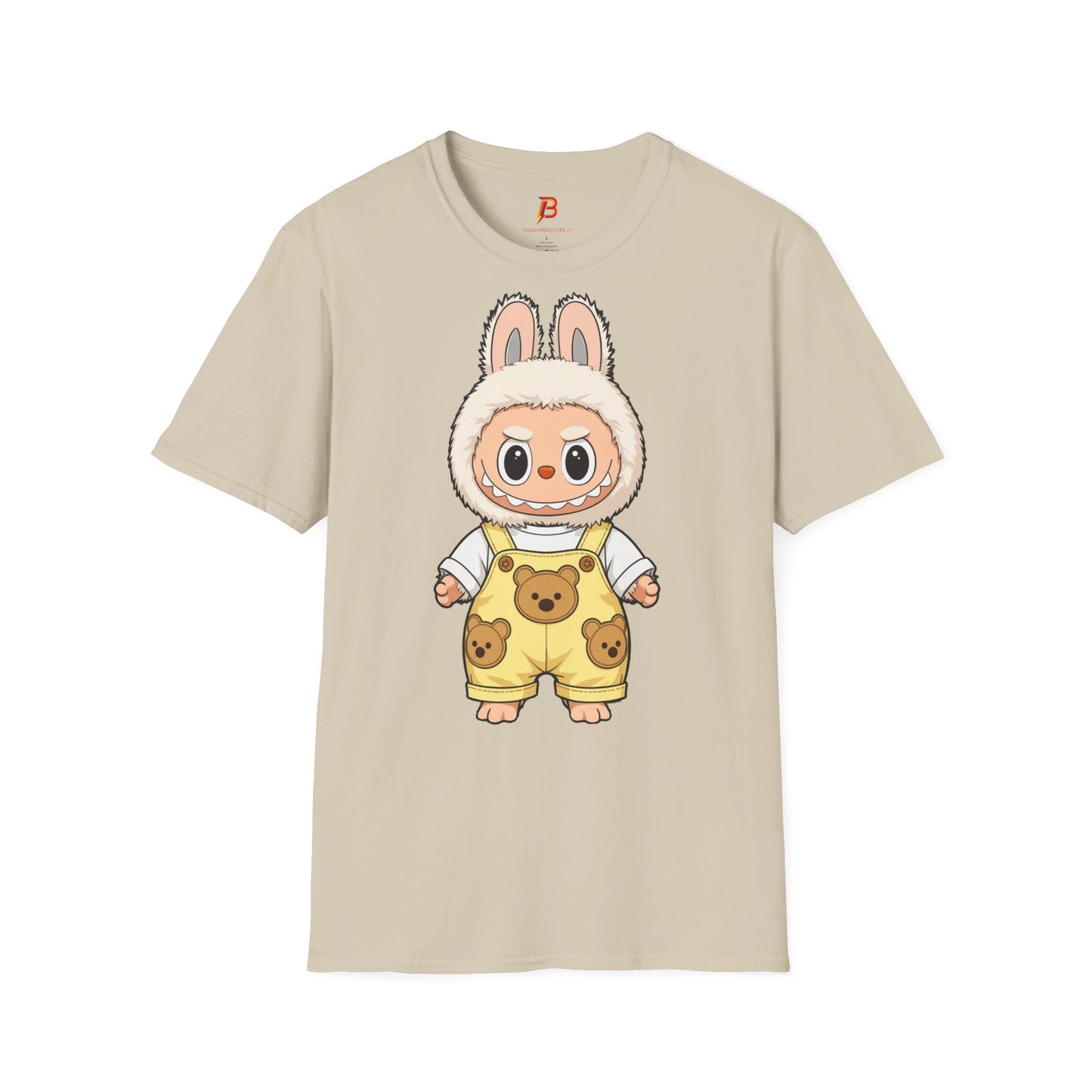 T-Shirt Unisex Labubu Softstyle – Design Kawaii con Salopette Orsetto.