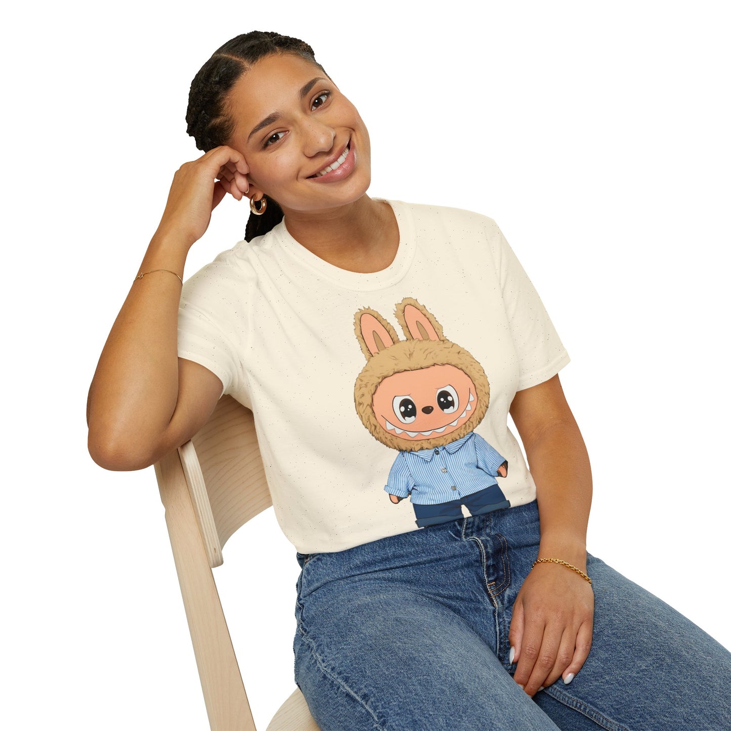 T-Shirt Unisex Labubu Softstyle – Design Kawaii con Camicia a Righe Azzurre.