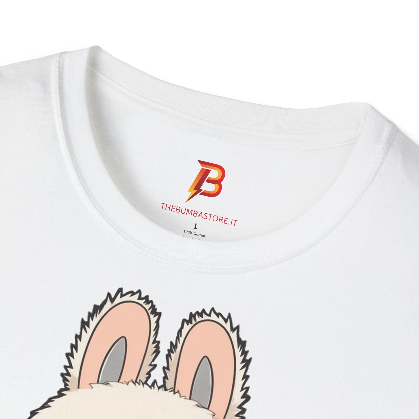 T-Shirt Unisex Labubu Softstyle – Design Kawaii con Salopette Orsetto.