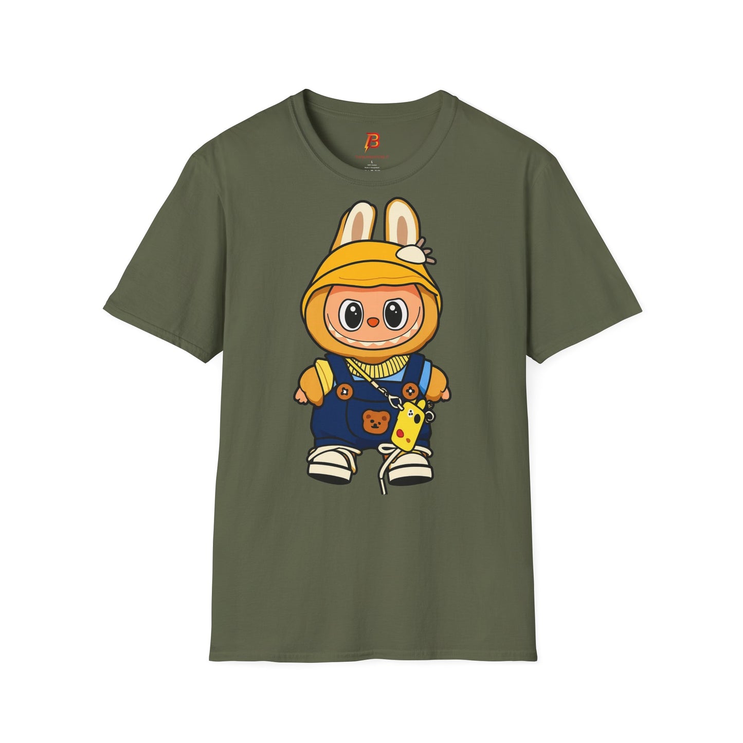 T-Shirt Unisex Labubu Softstyle – Design Kawaii con Cappello e Salopette.