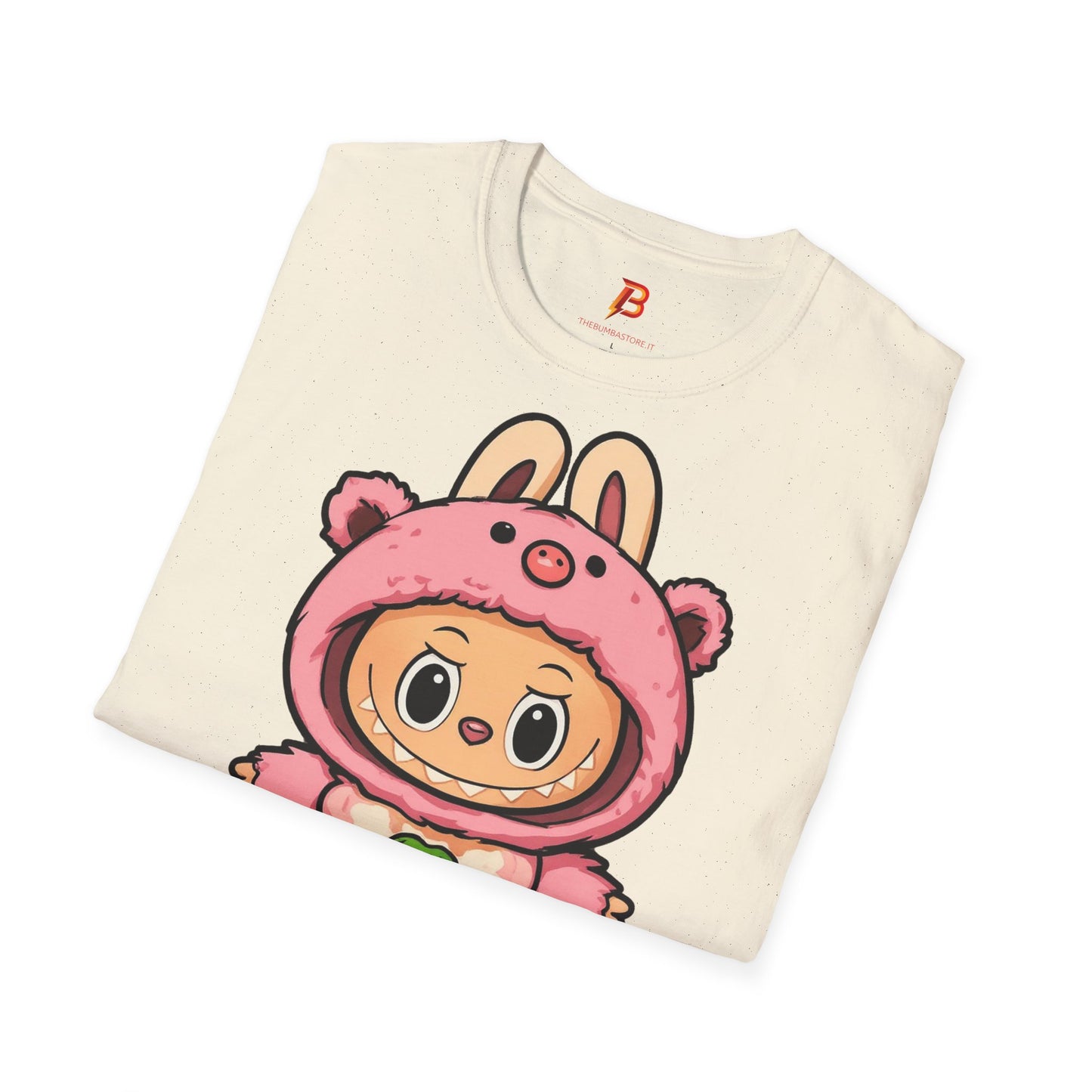 T-Shirt Unisex Labubu Softstyle – Outfit Cartoon Kawaii Rosa Orsetto Fragola.