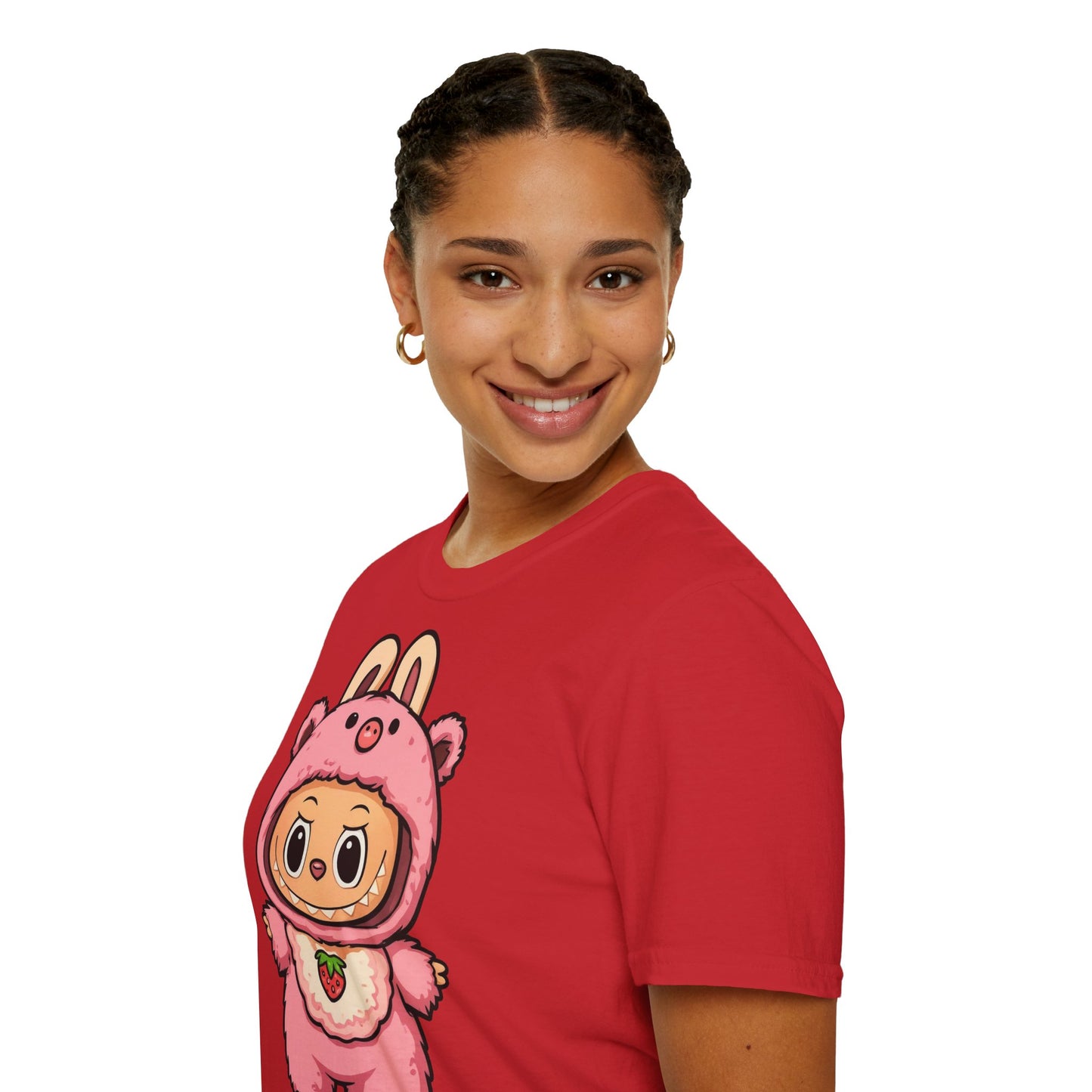 T-Shirt Unisex Labubu Softstyle – Outfit Cartoon Kawaii Rosa Orsetto Fragola.