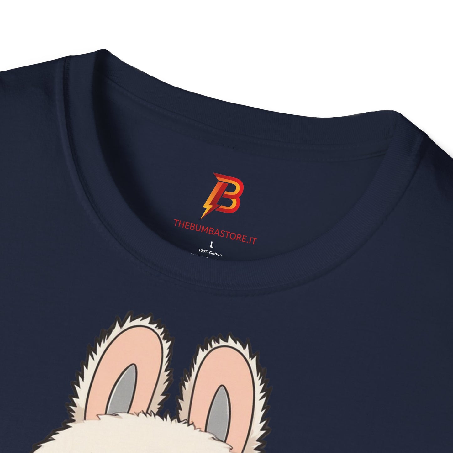 T-Shirt Unisex Labubu Softstyle – Design Kawaii con Salopette Orsetto.
