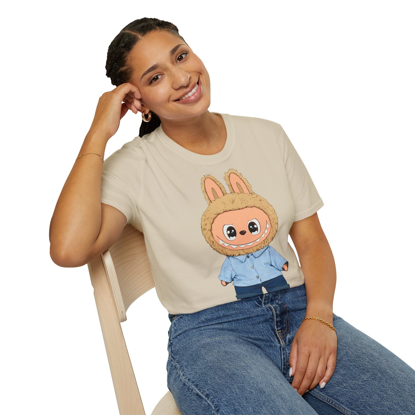 T-Shirt Unisex Labubu Softstyle – Design Kawaii con Camicia a Righe Azzurre.