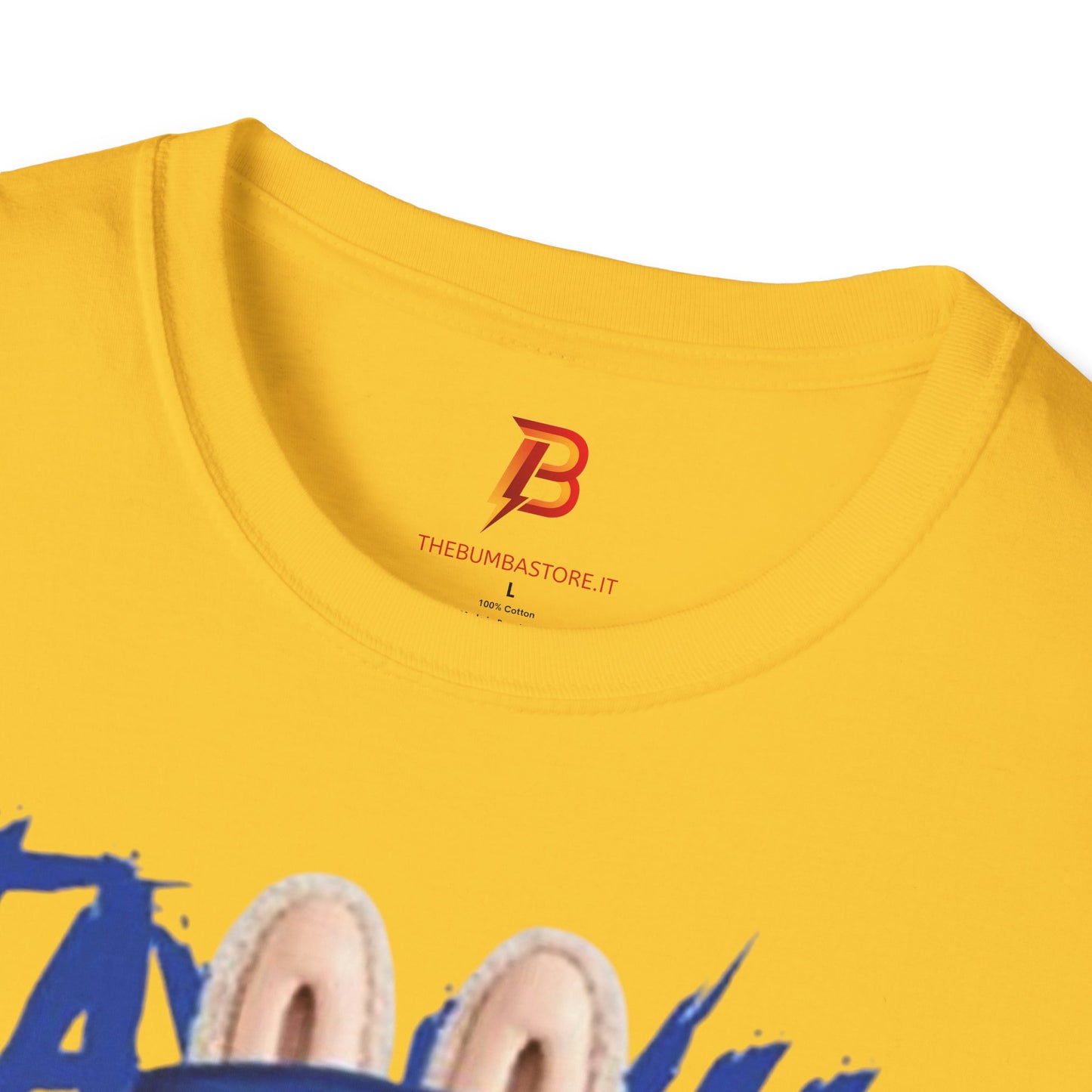 T-Shirt Unisex Labubu Softstyle – Design Kawaii Streetwear con Fiore “Stay Wild”.