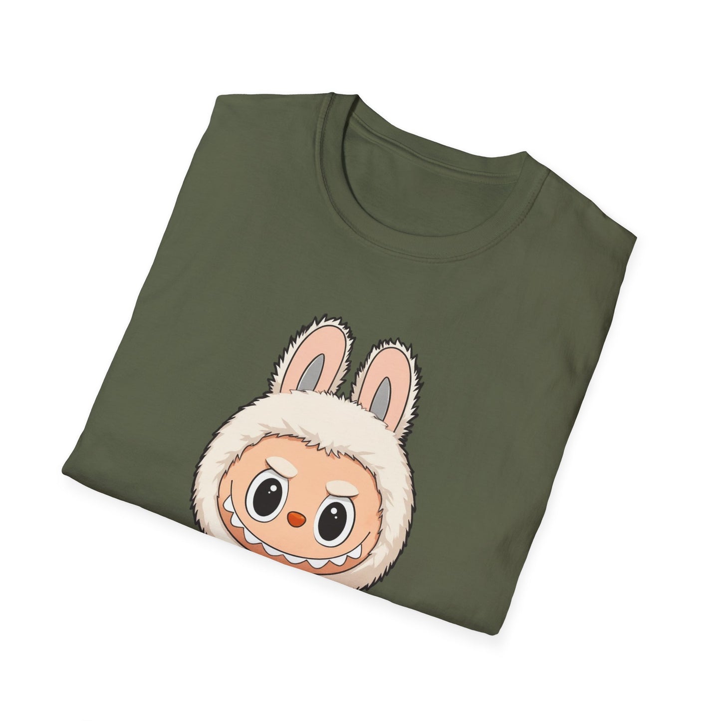 T-Shirt Unisex Labubu Softstyle – Design Kawaii con Salopette Orsetto.