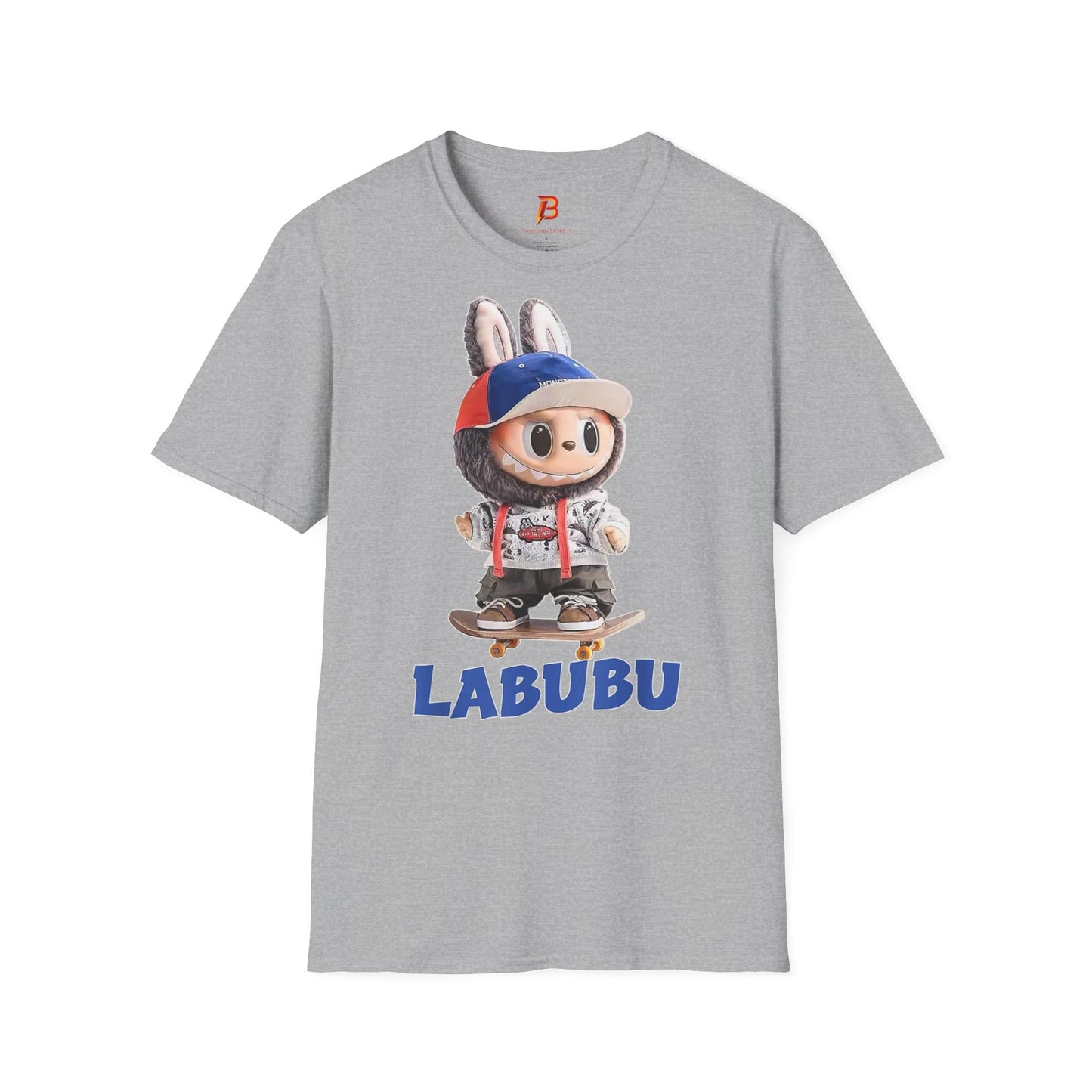 T-Shirt Unisex Labubu Softstyle Arancione – Design Streetwear con Skateboard.