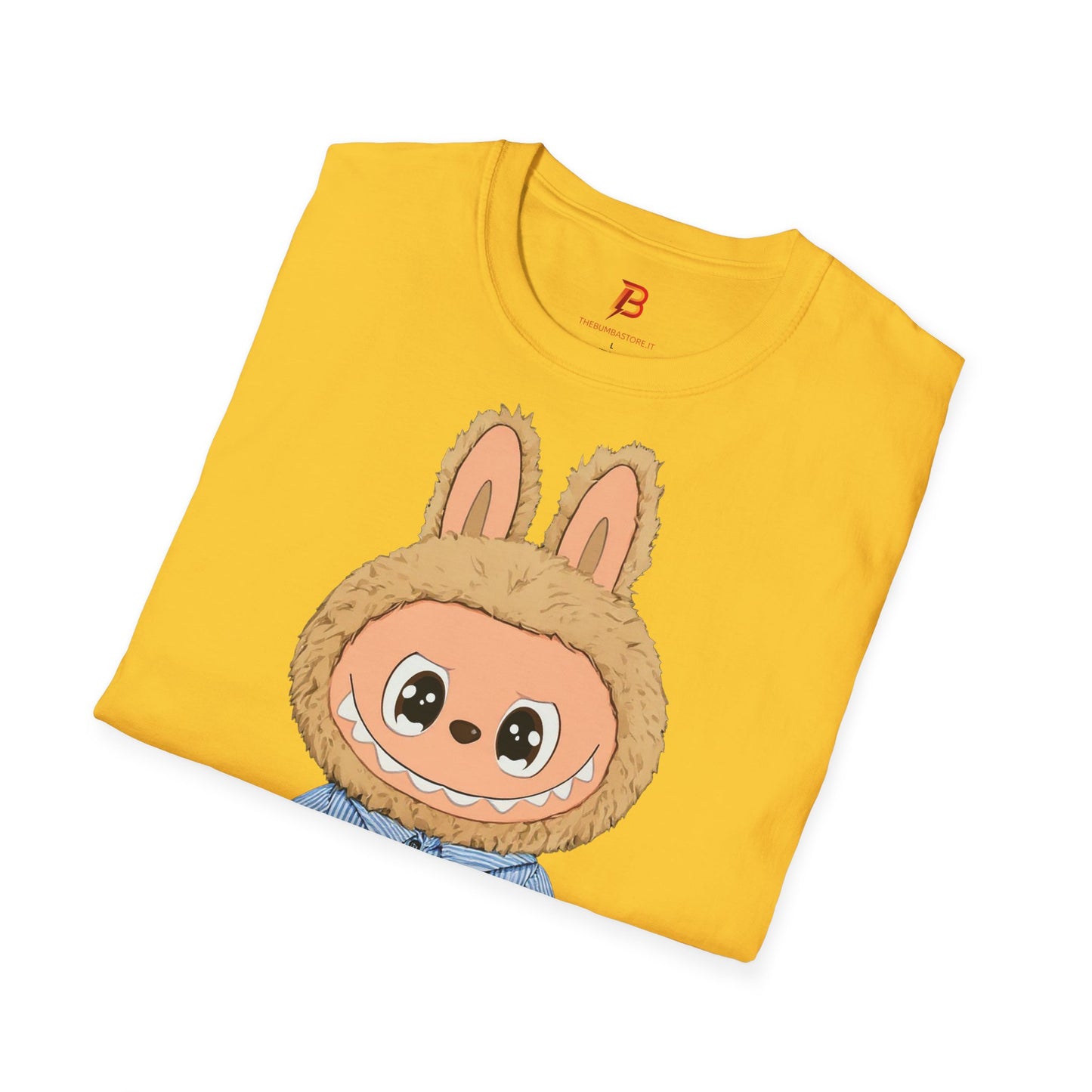 T-Shirt Unisex Labubu Softstyle – Design Kawaii con Camicia a Righe Azzurre.