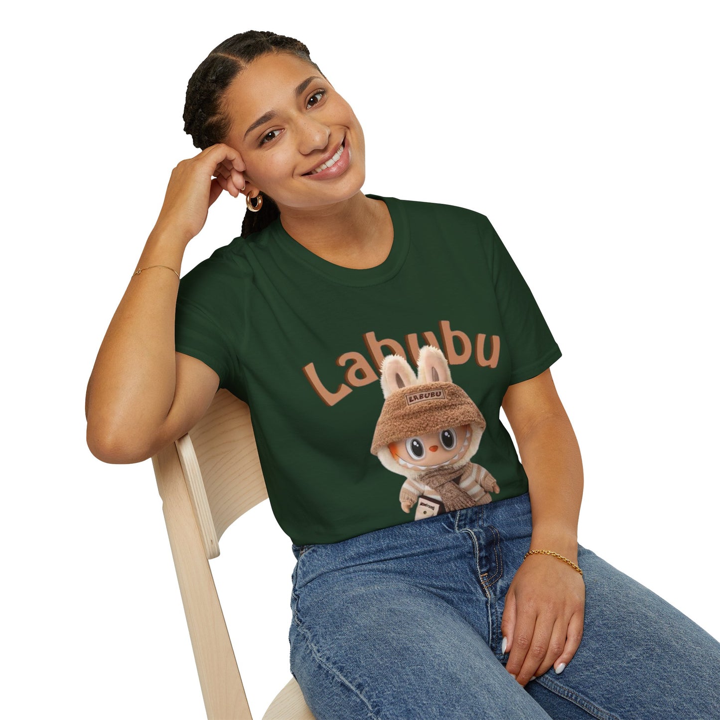 T-Shirt Unisex Labubu Softstyle – Design Kawaii Casual con Bucket Hat “Have a Good Time”.