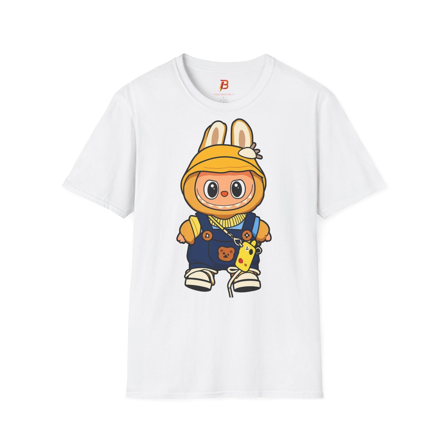 T-Shirt Unisex Labubu Softstyle – Design Kawaii con Cappello e Salopette.