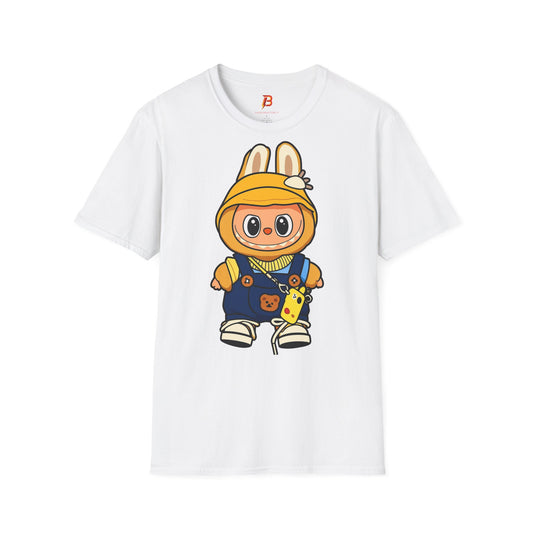 T-Shirt Unisex Labubu Softstyle – Design Kawaii con Cappello e Salopette.