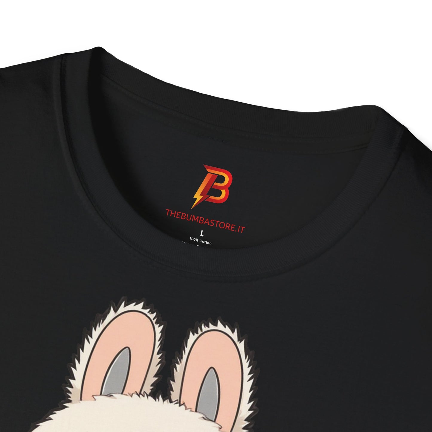 T-Shirt Unisex Labubu Softstyle – Design Kawaii con Salopette Orsetto.