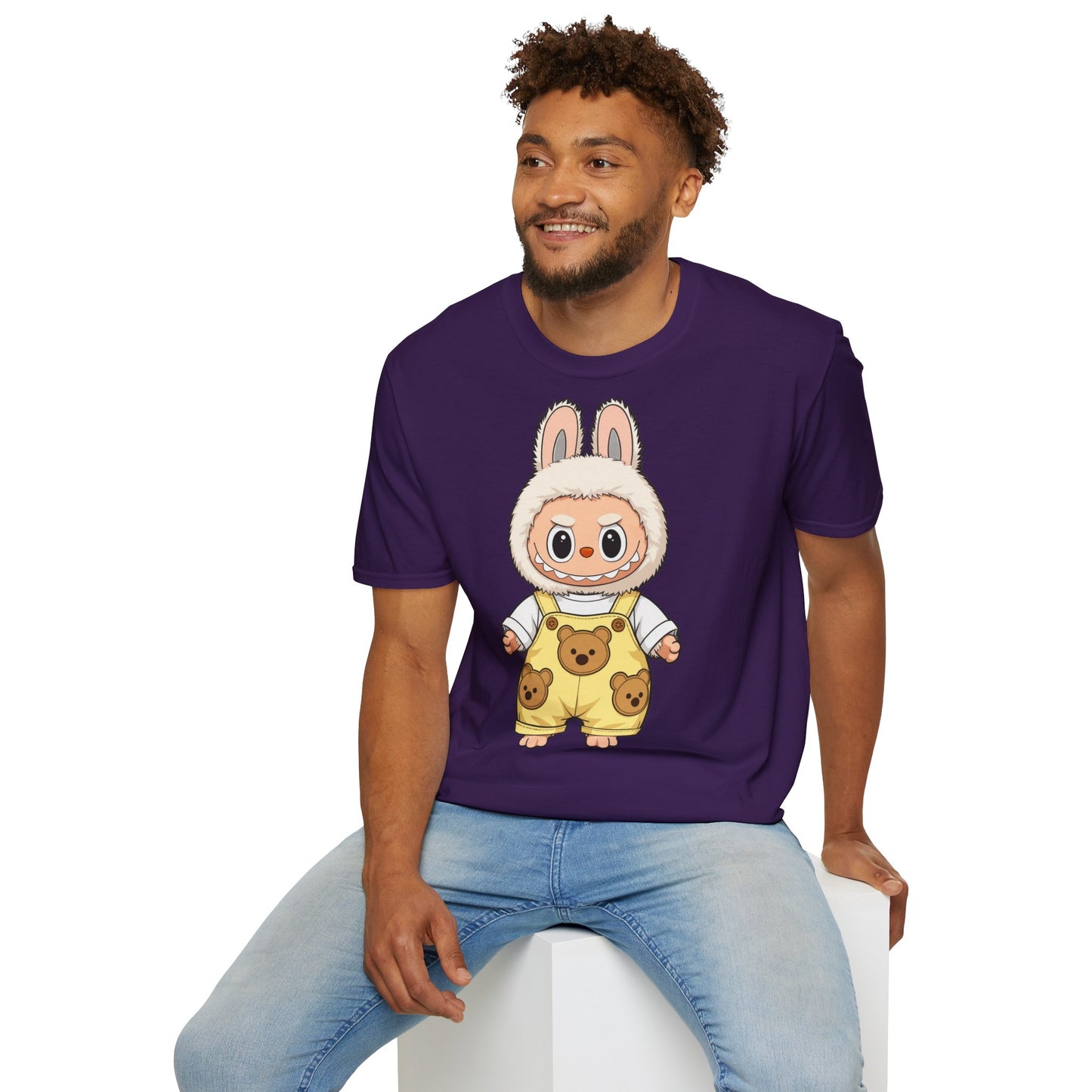 T-Shirt Unisex Labubu Softstyle – Design Kawaii con Salopette Orsetto.