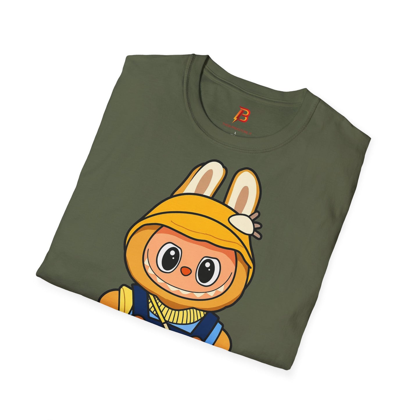 T-Shirt Unisex Labubu Softstyle – Design Kawaii con Cappello e Salopette.