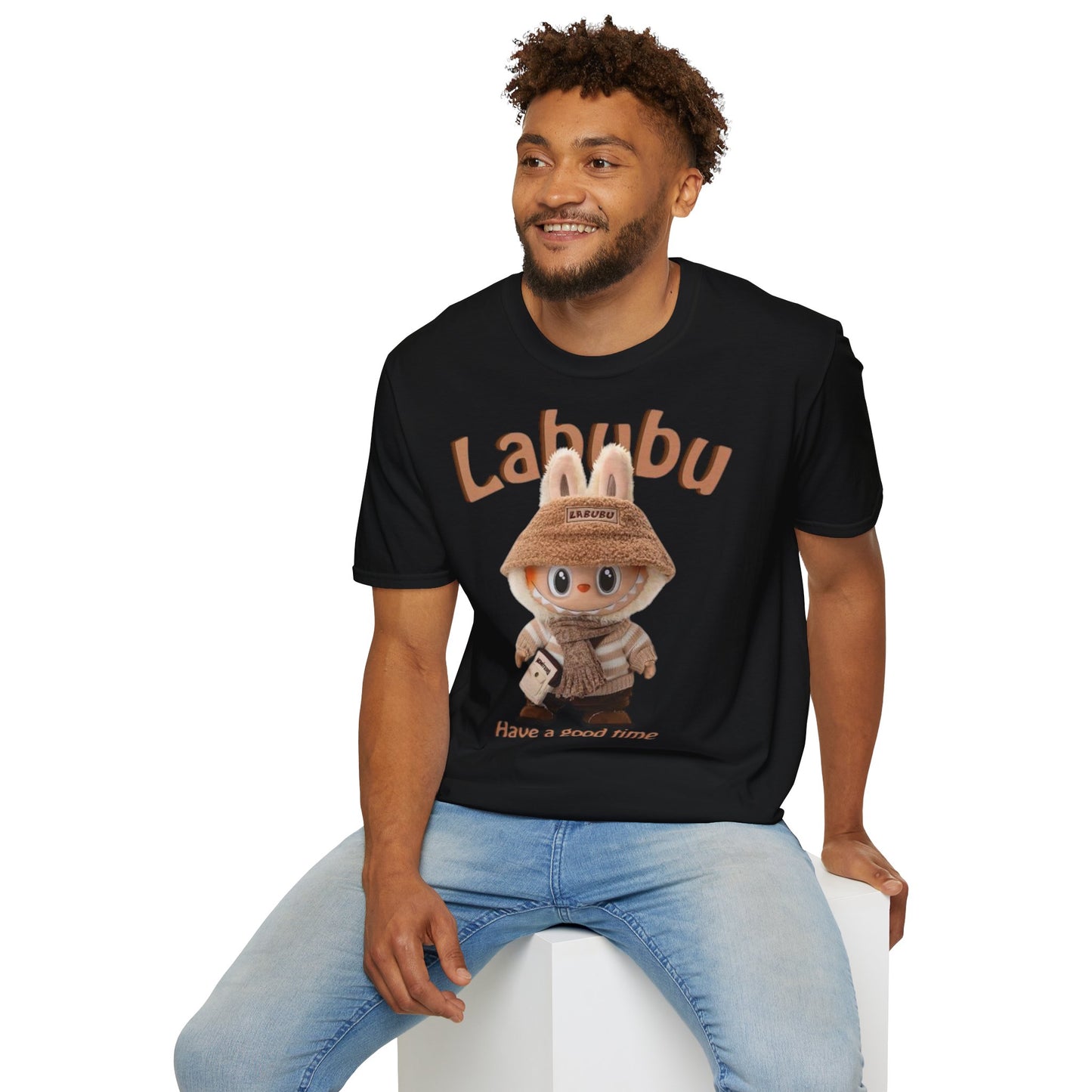 T-Shirt Unisex Labubu Softstyle – Design Kawaii Casual con Bucket Hat “Have a Good Time”.