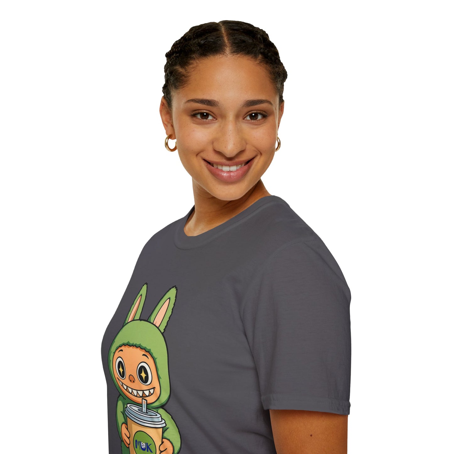 T-Shirt Unisex Labubu Softstyle – Design Kawaii con Bubble Tea.