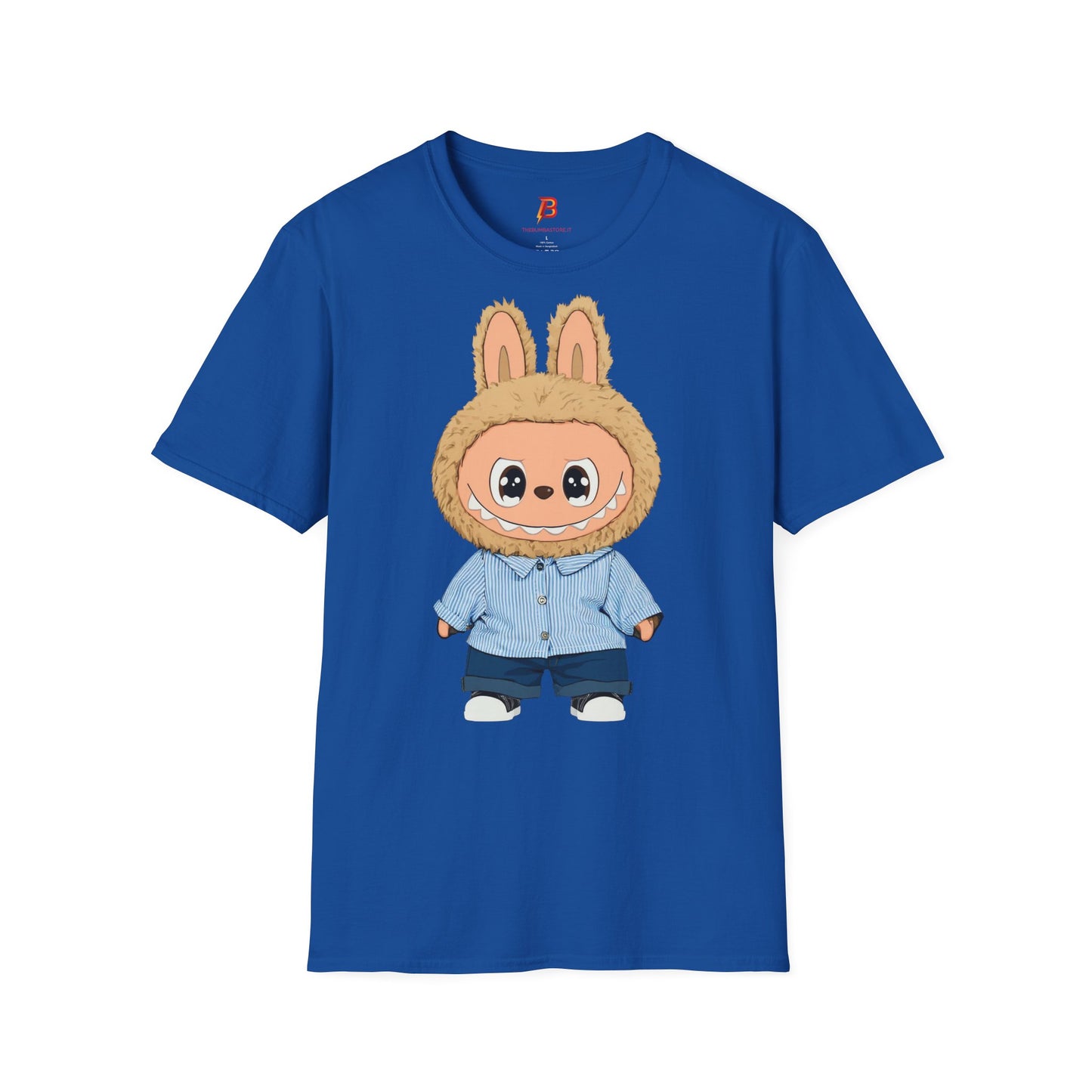 T-Shirt Unisex Labubu Softstyle – Design Kawaii con Camicia a Righe Azzurre.
