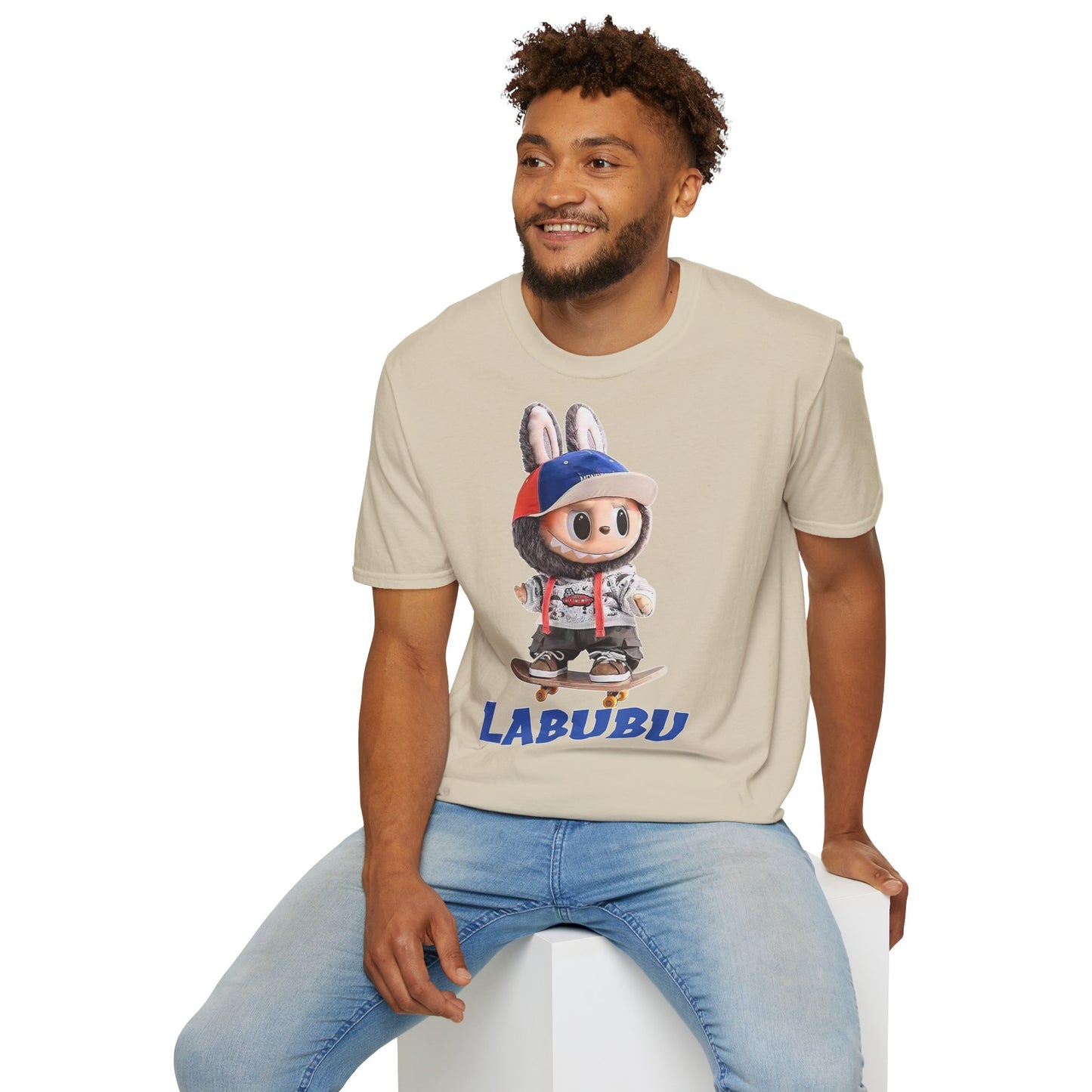 T-Shirt Unisex Labubu Softstyle Arancione – Design Streetwear con Skateboard.