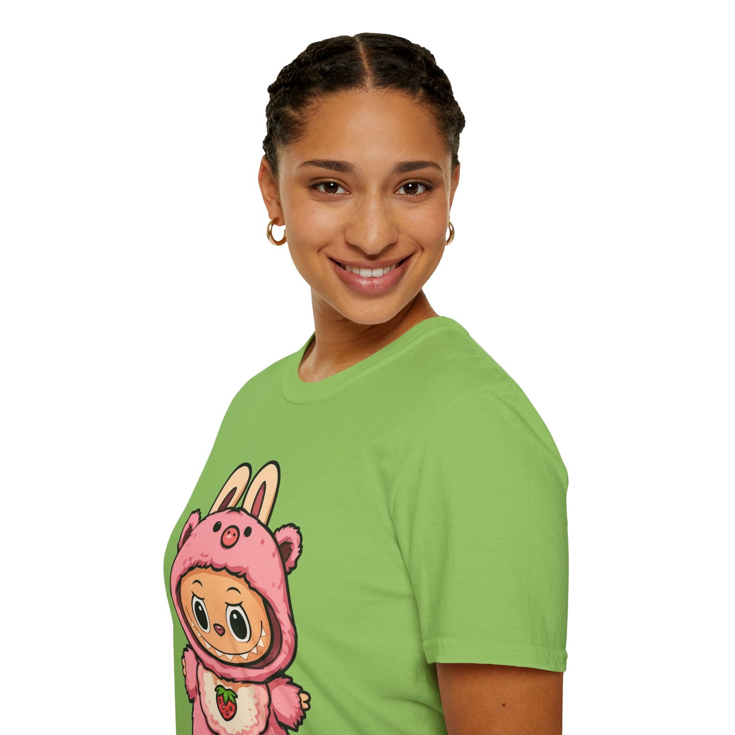 T-Shirt Unisex Labubu Softstyle – Outfit Cartoon Kawaii Rosa Orsetto Fragola.
