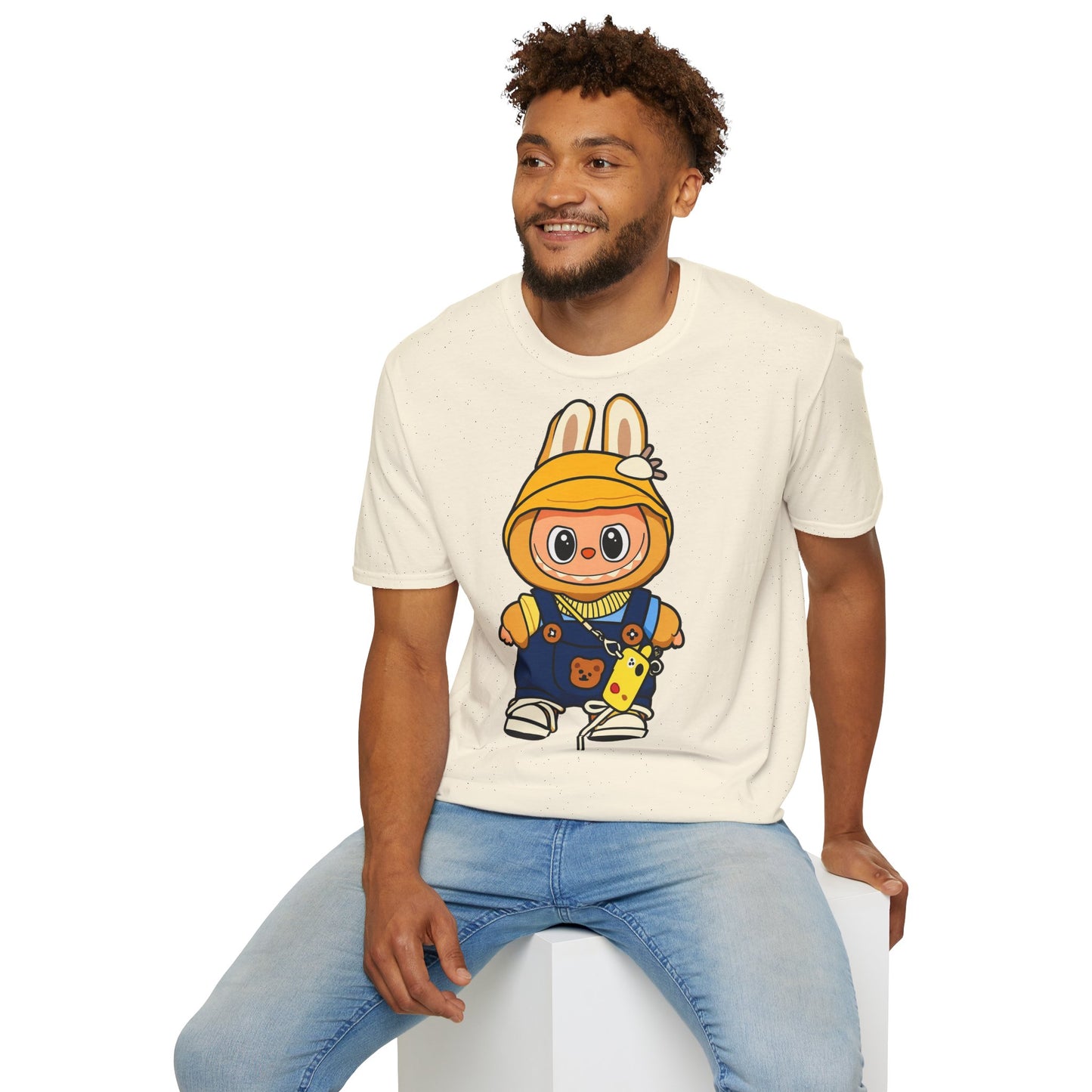 T-Shirt Unisex Labubu Softstyle – Design Kawaii con Cappello e Salopette.