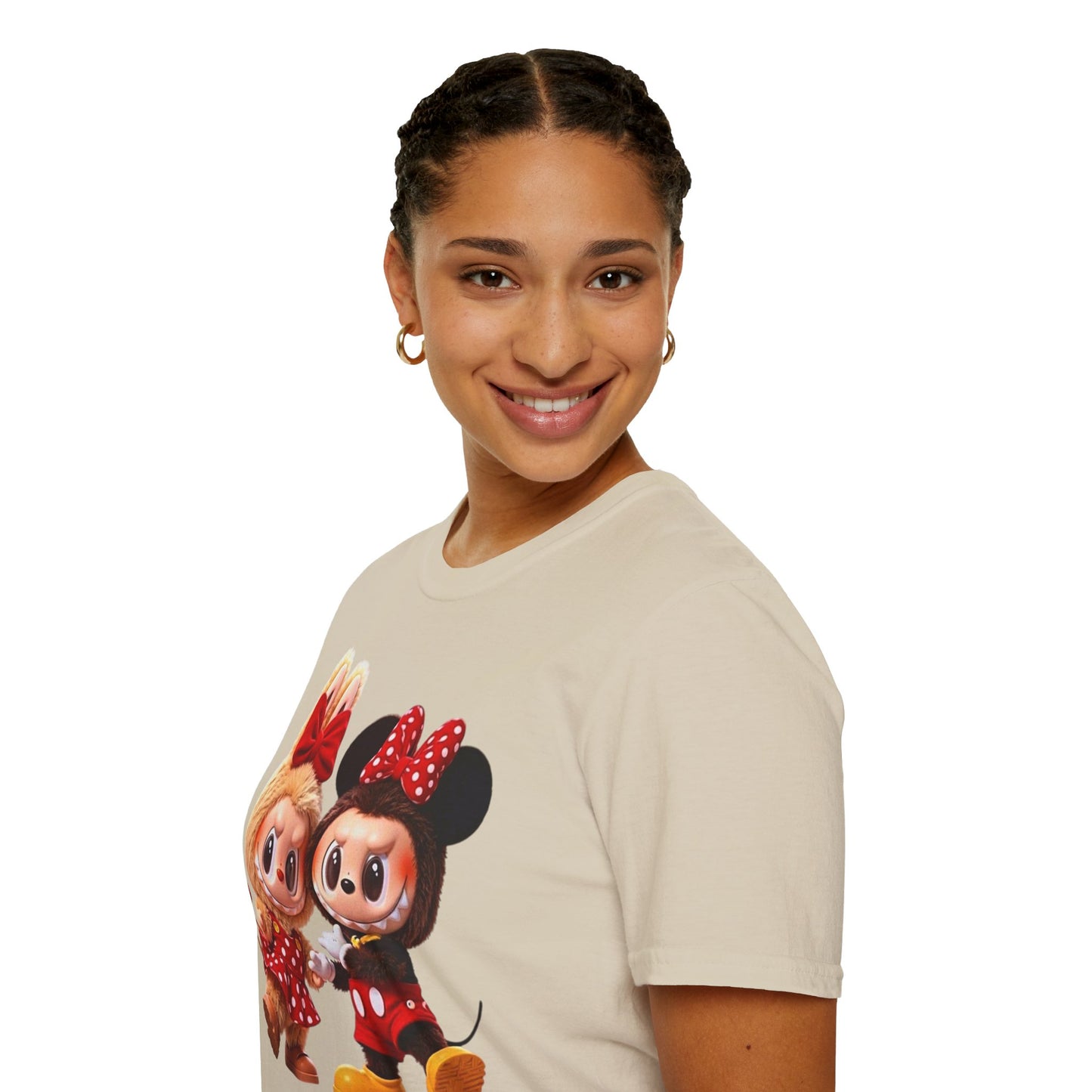 T-Shirt Unisex Labubu Softstyle  – Design Kawaii Coppia in Stile Minnie & Mickey.