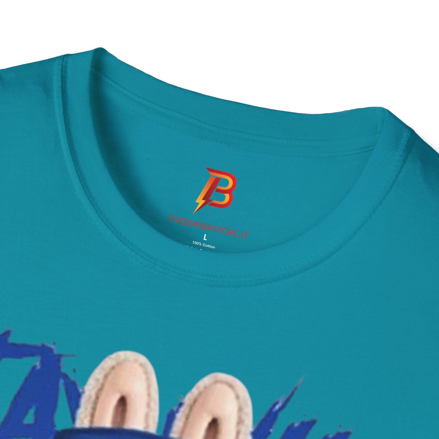 T-Shirt Unisex Labubu Softstyle – Design Kawaii Streetwear con Fiore “Stay Wild”.