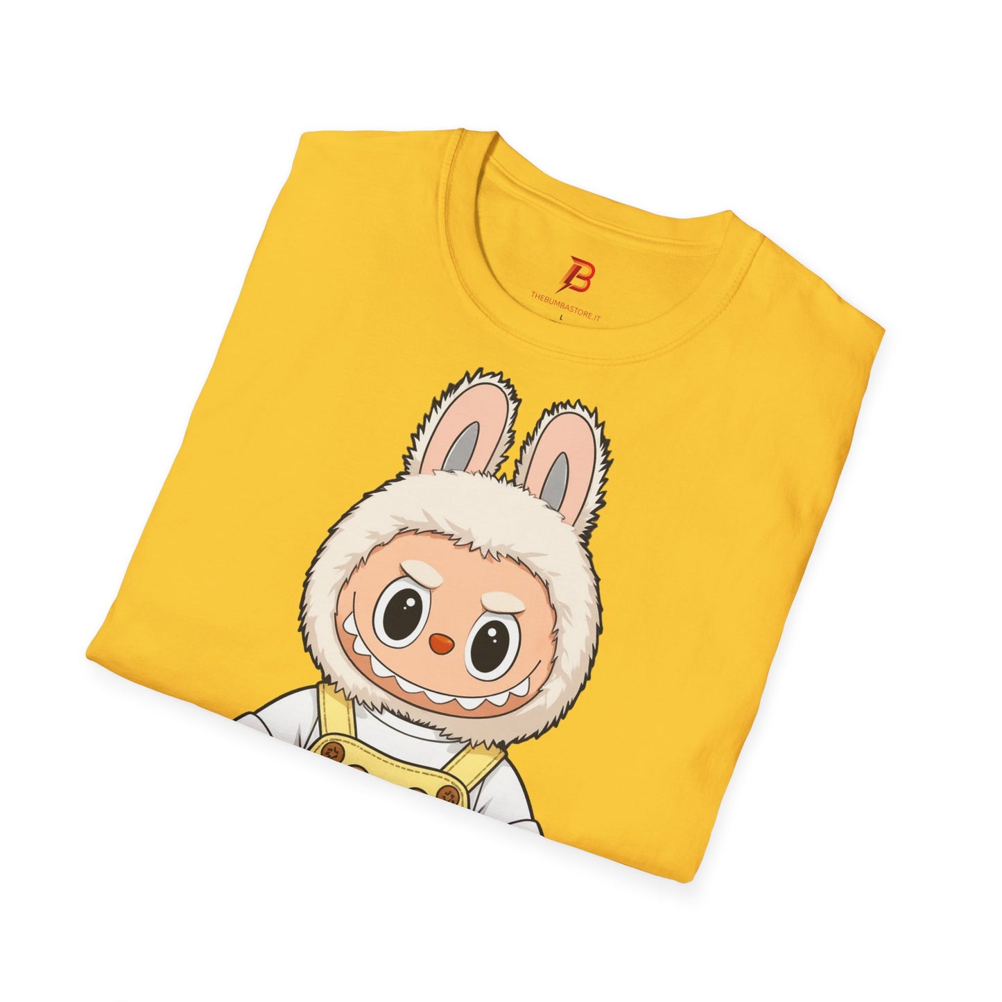 T-Shirt Unisex Labubu Softstyle – Design Kawaii con Salopette Orsetto.
