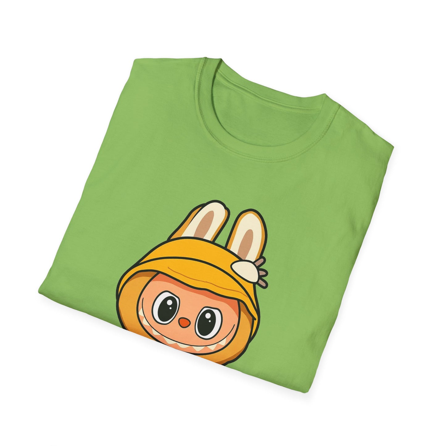 T-Shirt Unisex Labubu Softstyle – Design Kawaii con Cappello e Salopette.