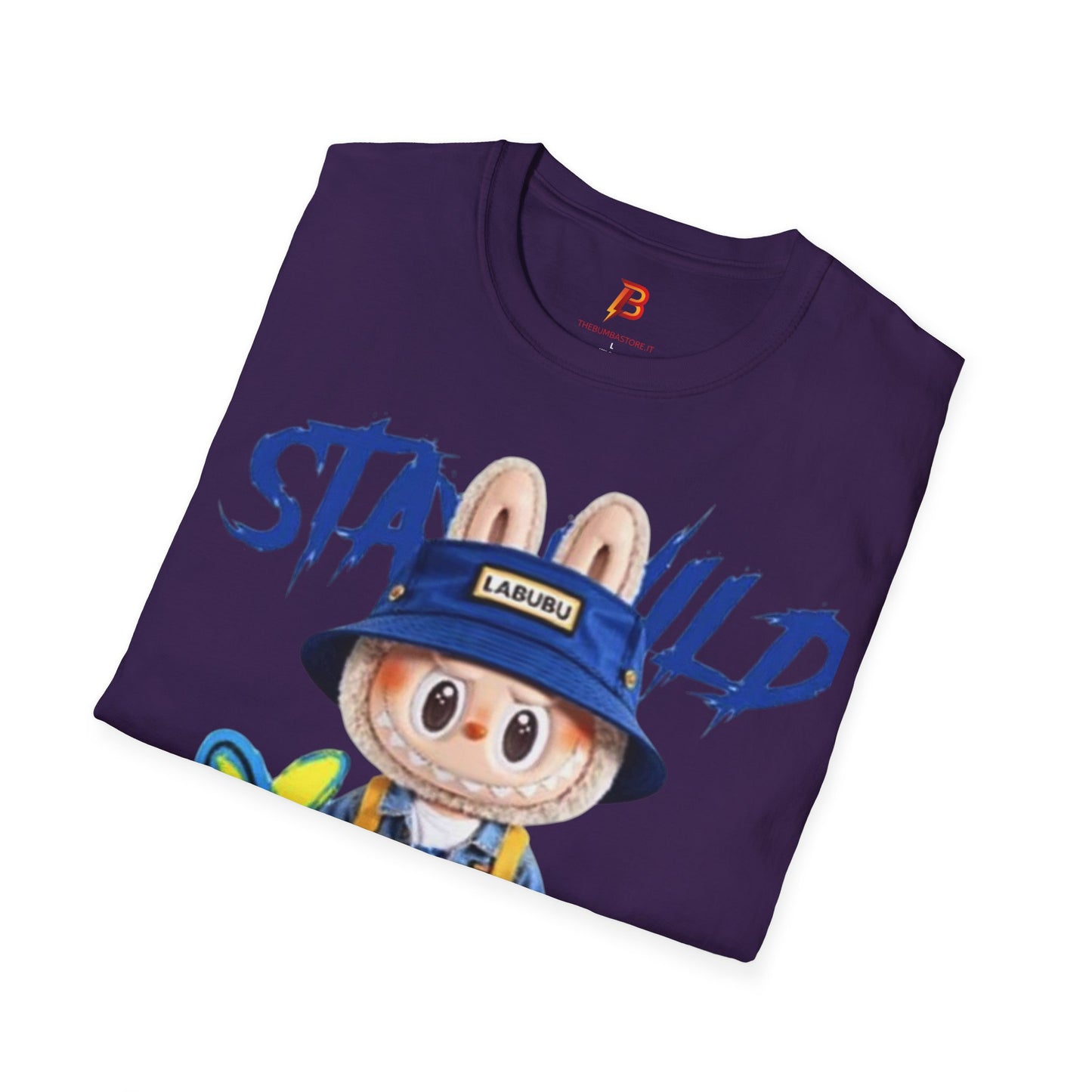 T-Shirt Unisex Labubu Softstyle – Design Kawaii Streetwear con Fiore “Stay Wild”.
