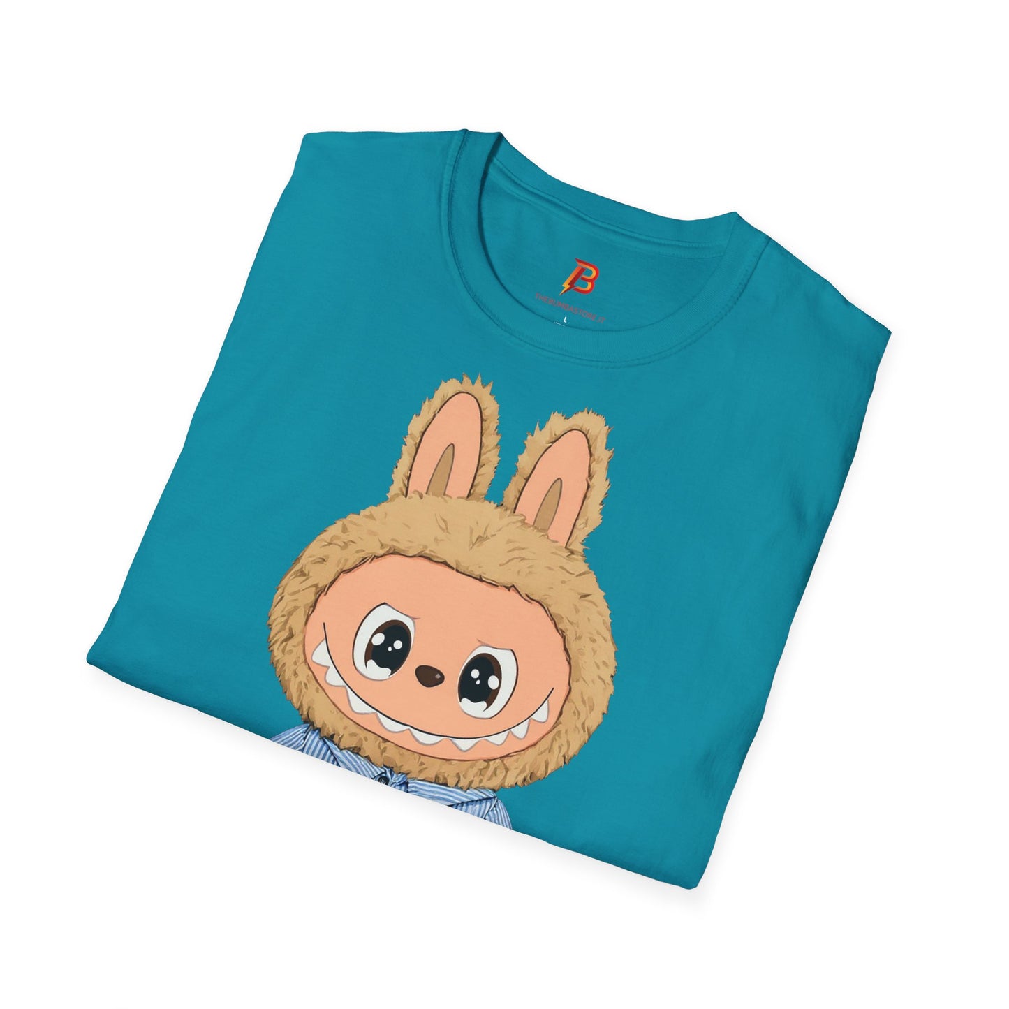 T-Shirt Unisex Labubu Softstyle – Design Kawaii con Camicia a Righe Azzurre.
