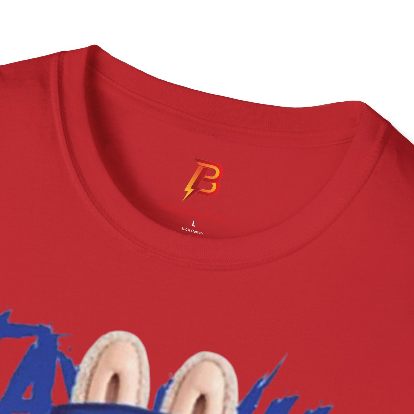 T-Shirt Unisex Labubu Softstyle – Design Kawaii Streetwear con Fiore “Stay Wild”.