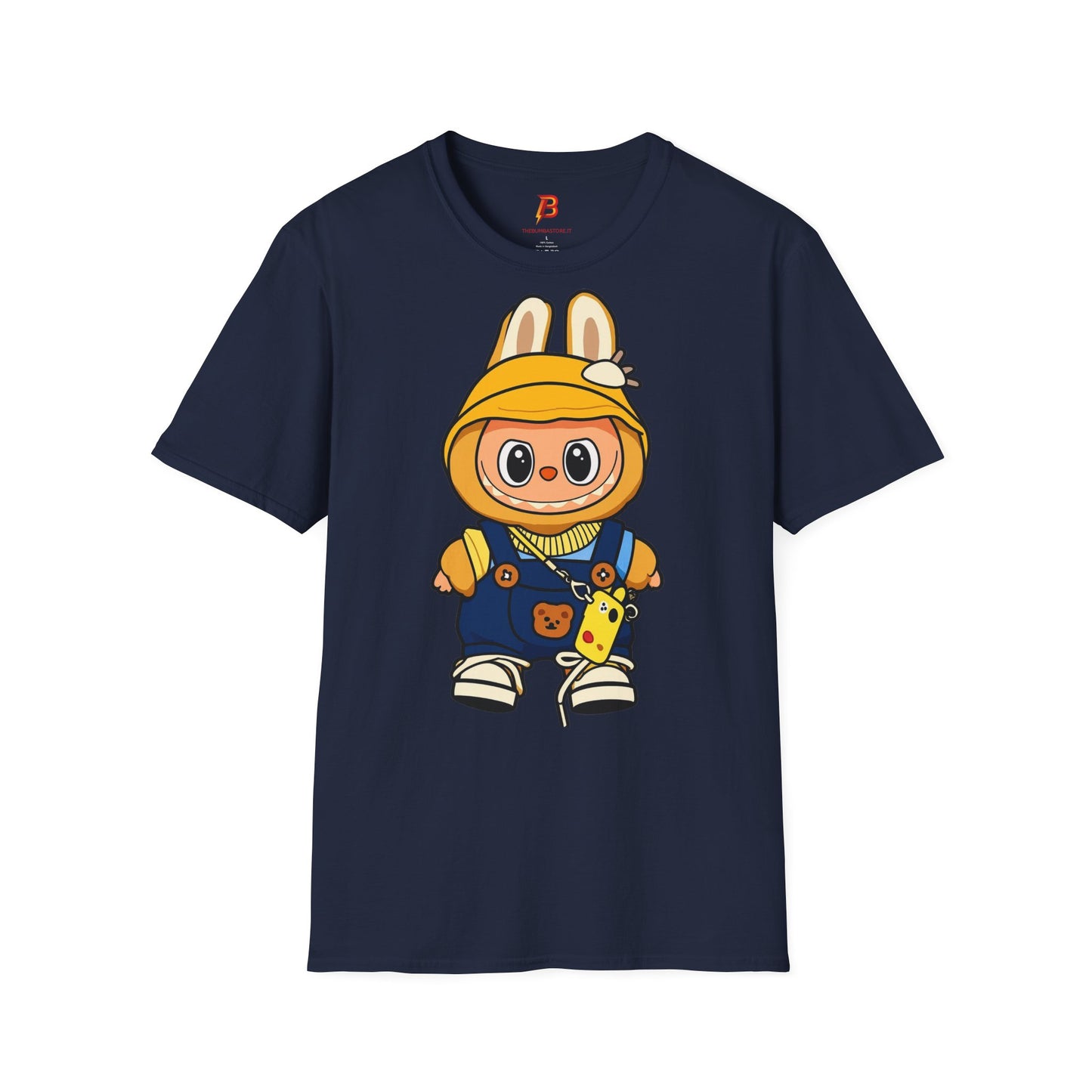 T-Shirt Unisex Labubu Softstyle – Design Kawaii con Cappello e Salopette.