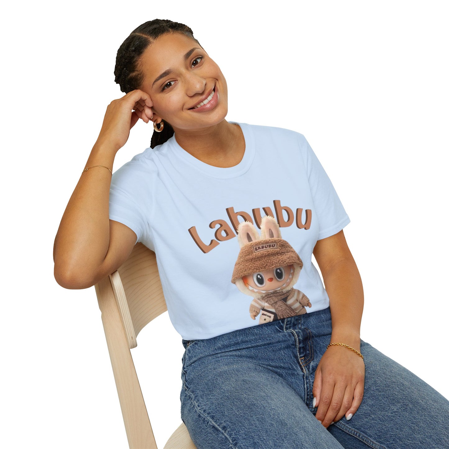 T-Shirt Unisex Labubu Softstyle – Design Kawaii Casual con Bucket Hat “Have a Good Time”.