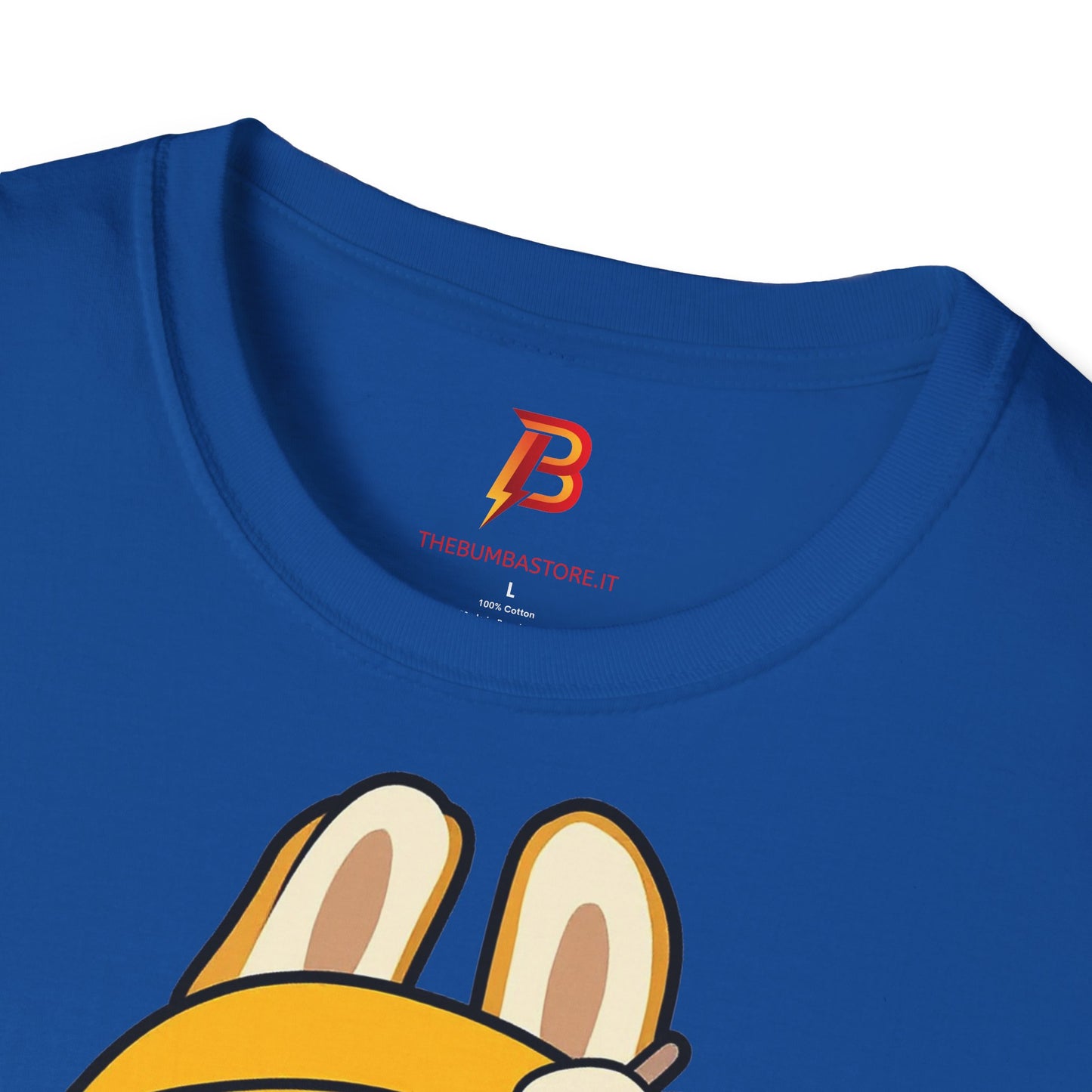 T-Shirt Unisex Labubu Softstyle – Design Kawaii con Cappello e Salopette.