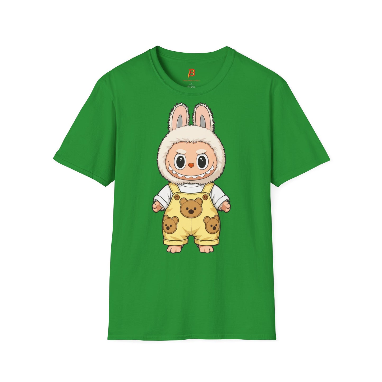 T-Shirt Unisex Labubu Softstyle – Design Kawaii con Salopette Orsetto.