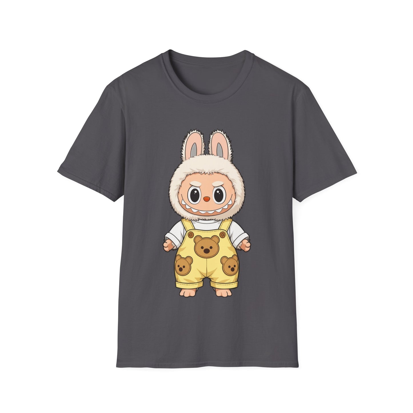 T-Shirt Unisex Labubu Softstyle – Design Kawaii con Salopette Orsetto.